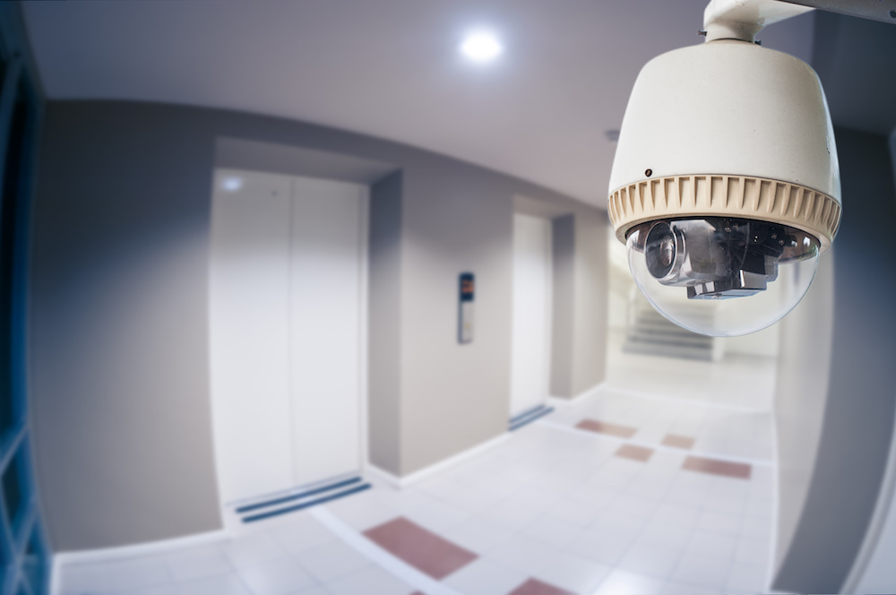 Κάμερα ασφαλείας στην είσοδο της πολυκατοικίας σας