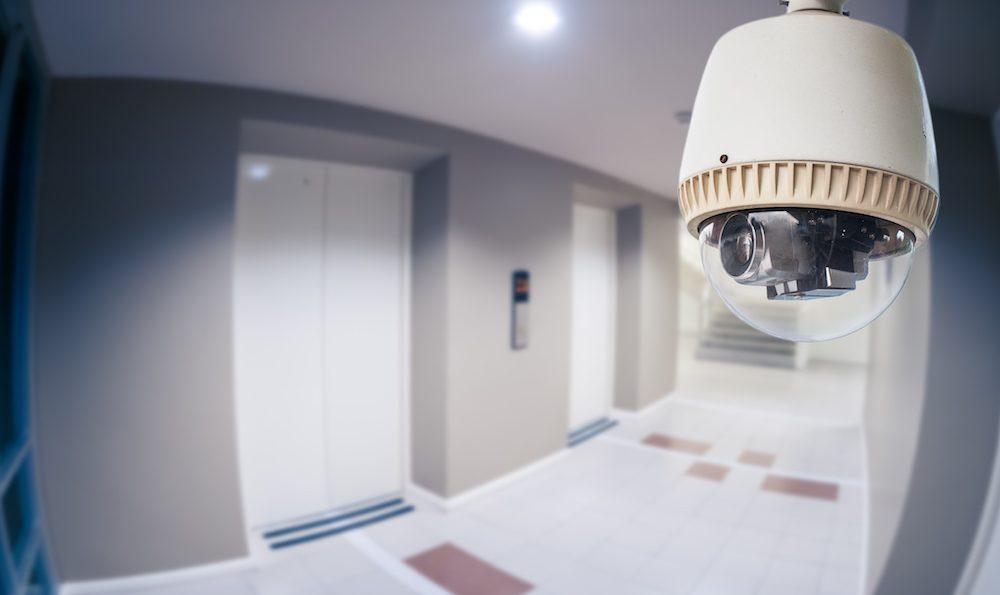 Κάμερα ασφαλείας στην είσοδο της πολυκατοικίας σας